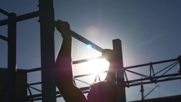 Pulling up on the horizontal bar — Stock Footage Pulling up on the horizontal bar Royalty Free Stock Footage