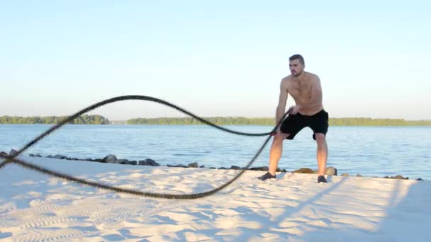 Man spends training with ropes — Stockvideo