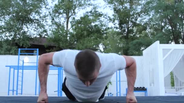 Man push-ups omhoog op zijn vuisten — Stockvideo