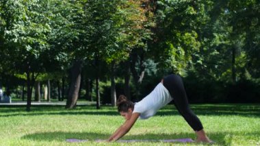 Germe, parkta egzersiz genç çekici kadın. Yoga
