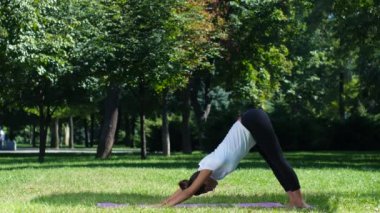 Kadın pratik yoga, yoga pose