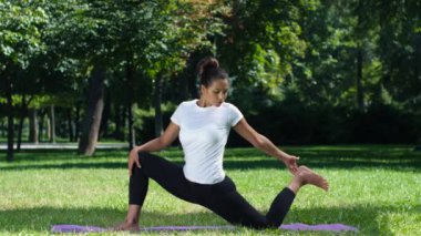 Güzel bir günde parkta yoga yaparken kadın