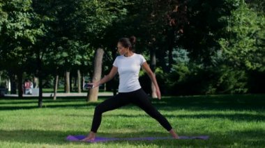 Genç yoga mat üzerinde oturan ve selfie fotoğraf çekici kadın yerleştirmek