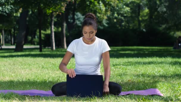 Joga w parku działa na laptopie — Wideo stockowe