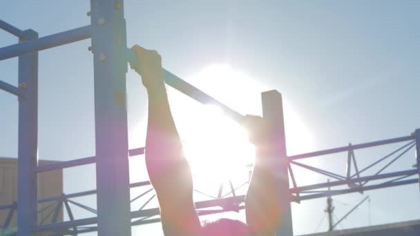 Yukarı çekerek Çubuğu'nda, şınav mı üzerinde yatay çubuk adam — Stok video