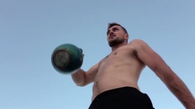 Adam bir yandan bir halterle alır. Ağır çekim