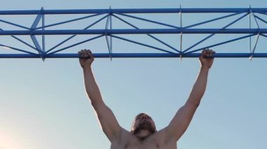 Çubuğu'nda, şınav mı yatay çubuğu'nda bir adam yukarı çekerek. Ağır çekim