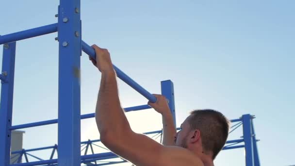 Puños de hombre en la barra horizontal. Movimiento lento — Vídeo de stock