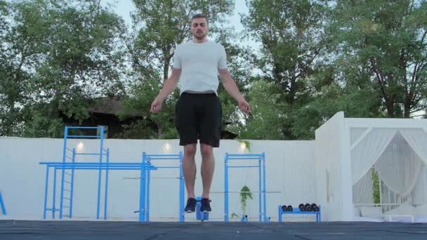Mann springt auf Springseil. Zeitlupe — Stockvideo
