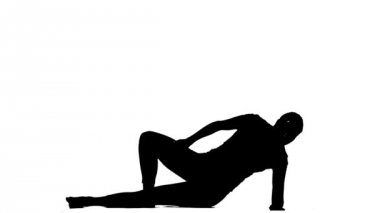 Kız bir yandan poz standı gösterir. Siluet