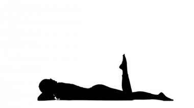 Kız uzanmış bacak ile poz shadoof gösterir. Siluet