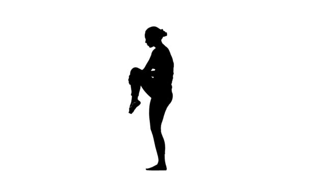 Flicka visar pose balansen på ett ben. Siluett — Stockvideo