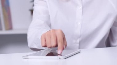 Kadın üç kredi kartları duruyor ve online alışveriş tamamlar. Yakın çekim