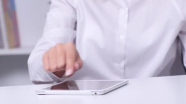 Kredi kartı ile satır Satınalmada için tablet kullanan kadın