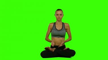 Meditasyon Lotus poz oturan bir bayan. Yeşil ekran