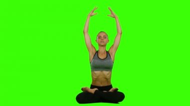 Kadın Yoga meditasyon yapıyor. Yeşil ekran