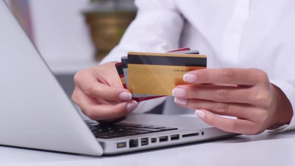 Online shopping with many different credit cards. Close up — Stock Video