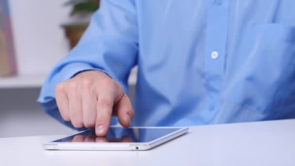 O homem escolhe um cartão de crédito para fazer compras online. Fechar — Vídeo de Stock