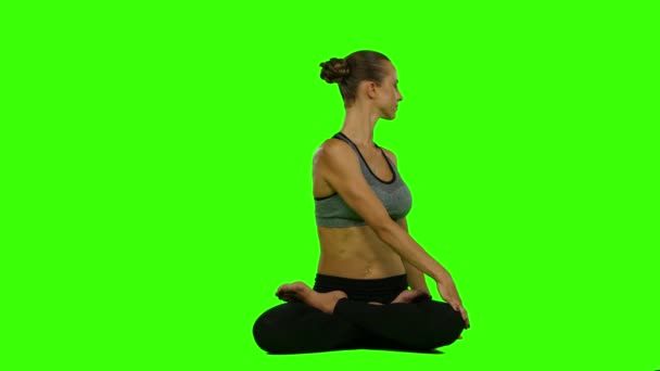Όμορφη γυναίκα να κάνει ασκήσεις της γιόγκα. Πράσινη οθόνη — Αρχείο Βίντεο