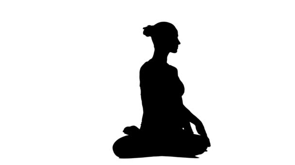 Mujer sana haciendo meditación en el fondo blanco. Fondo blanco. Silueta — Vídeos de Stock