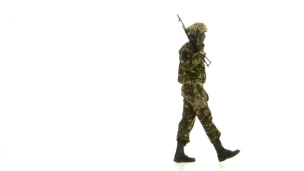 L'homme a mis l'arme sur son épaule et regarde autour de lui. Arrière-plan blanc 