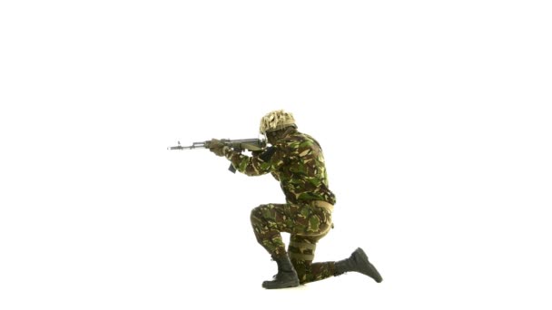 Le soldat a visé, debout sur un genou. Arrière-plan blanc 