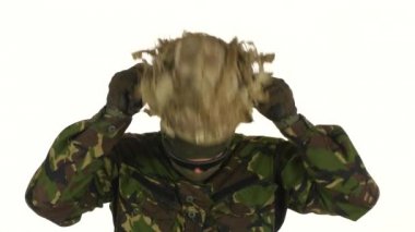 Asker kafasına bir kask takıyor. Beyaz backgraund