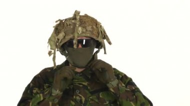 Adam kask kafasından vur. Beyaz backgraund