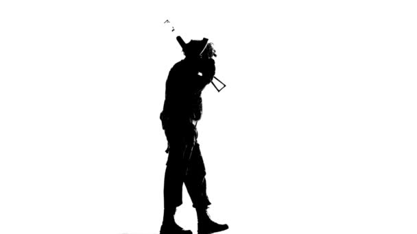 Soldat avec une arme sur le dos. Silhouette — Video