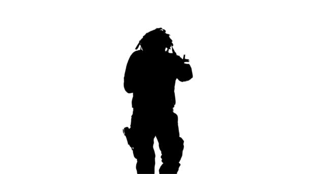 Soldat läuft mit Waffe in der Hand. Silhouette — Stockvideo
