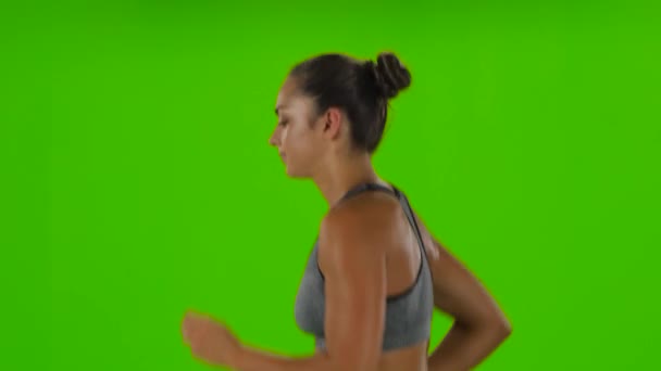 Mujer corriendo con ropa deportiva. Vista lateral. Pantalla verde — Vídeos de Stock