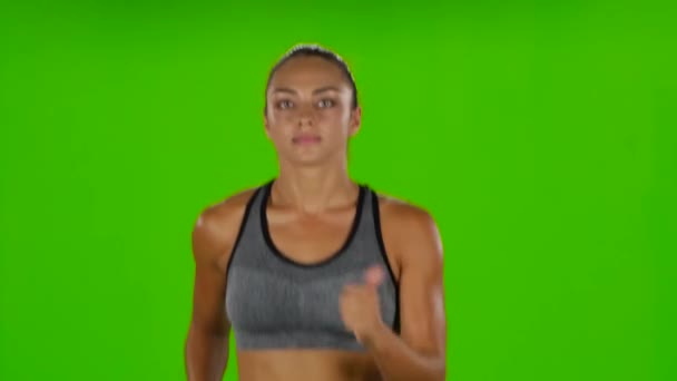 Vrouwelijke atleet. Vooraanzicht. Groen scherm — Stockvideo