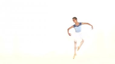 genç güzel dansçı bir stüdyo poz. ağır çekim