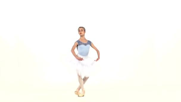 Балерина танцовщица в пачке показывает свою технику, замедленная съемка — стоковое видео