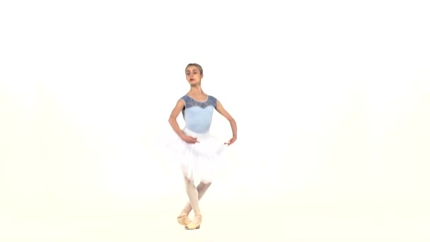 danseuse de ballerine en tutu montrant ses techniques, ralenti 