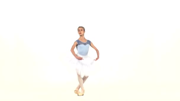 Ballerina danseres in tutu tonen van haar technieken, slow-motion — Stockvideo