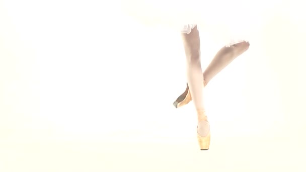 若いバレリーナが踊り、クローズ アップの足とシューズ、ポワントの位置に立っています。スローモーション — ストック動画