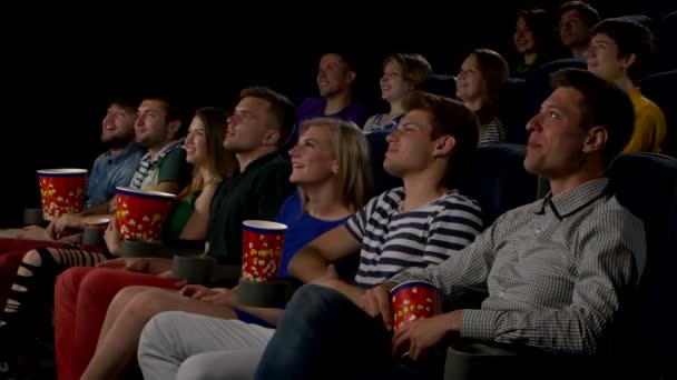 Cinema, intrattenimento e persone - amici felici che guardano film in teatro — Video Stock