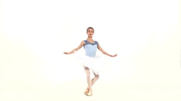 Балерина в пачке показывает свою технику, замедленная съемка — стоковое видео
