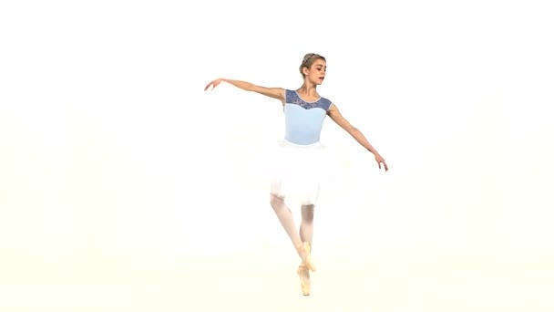 gracieuse ballerine en pose de ballet sur blanc, au ralenti 