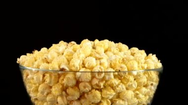 Patlamış mısır cam kase üzerinde siyah, döndürme