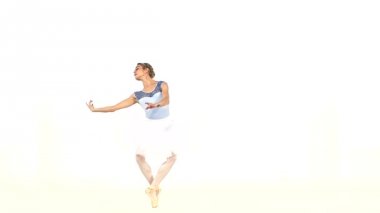 genç güzel dansçı bir stüdyo, ağır çekim poz