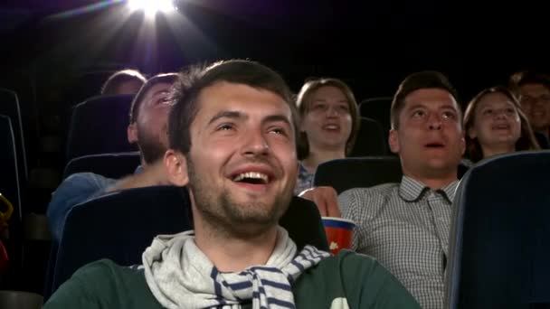 Junger Mann beim Kinobesuch: Komödie. Nahaufnahme — Stockvideo