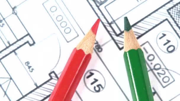 Plano arquitectónico, verde, lápiz rojo, rotación, primer plano — Vídeo de stock
