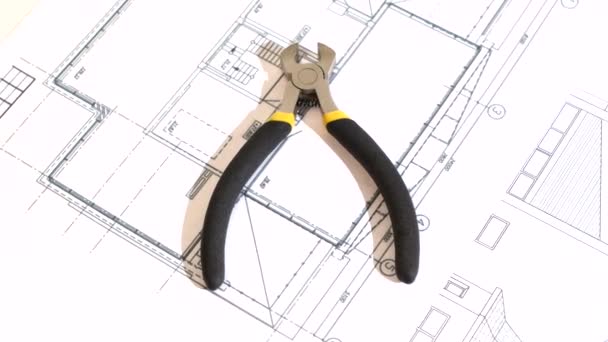 Tagliafili con impugnatura gialla e grigia sul piano di costruzione, schema, rotazione — Video Stock