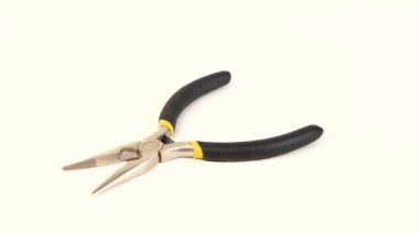 Beyaz, rotasyon üzerinde gri ve sarı yuvarlak burun pense