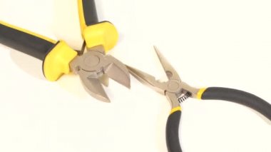 İğne-burun pense ve mini kesiciler üzerinde beyaz, döndürme, kapat