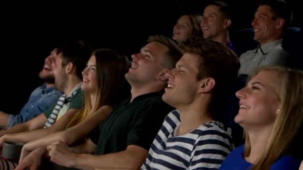 Glada par som sitter på bio, tittar på 3D-film, äter popcorn, ler. — Stockvideo