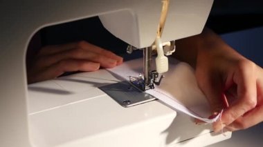 Beyaz bir kumaş dikmek. Ağır çekim