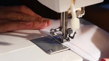 Kırmızı iplik ile beyaz bir bez üzerinde dikmek. Ağır çekim